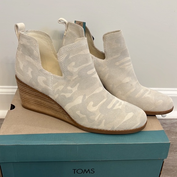 TOMS Kallie Egret Camo Printed Suede Wedge Ankle Boots 12 - Picture 8 of 10